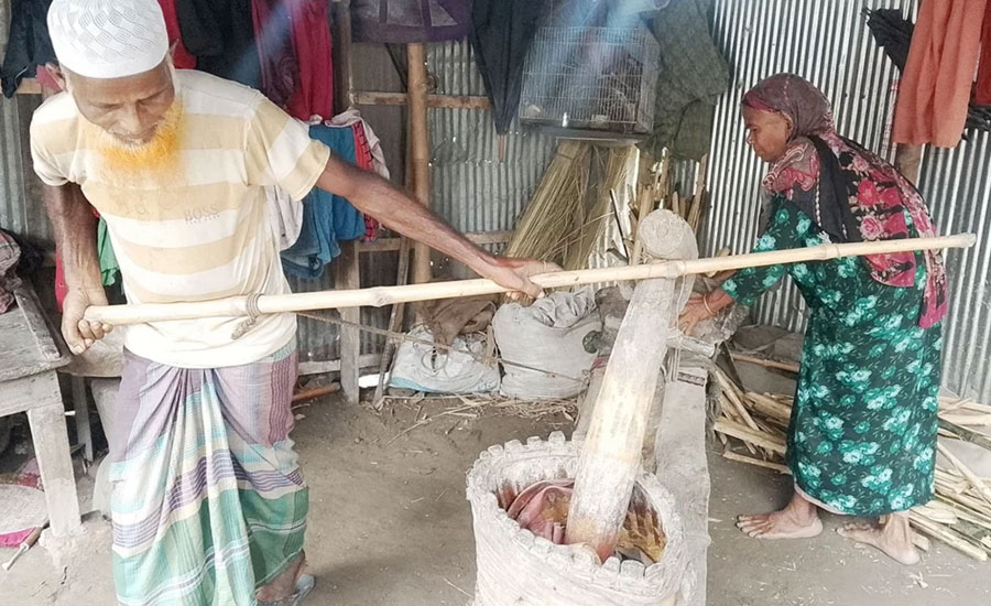 গরুর অভাবে নিজেরাই ঘানি টানেন বৃদ্ধ দম্পতি