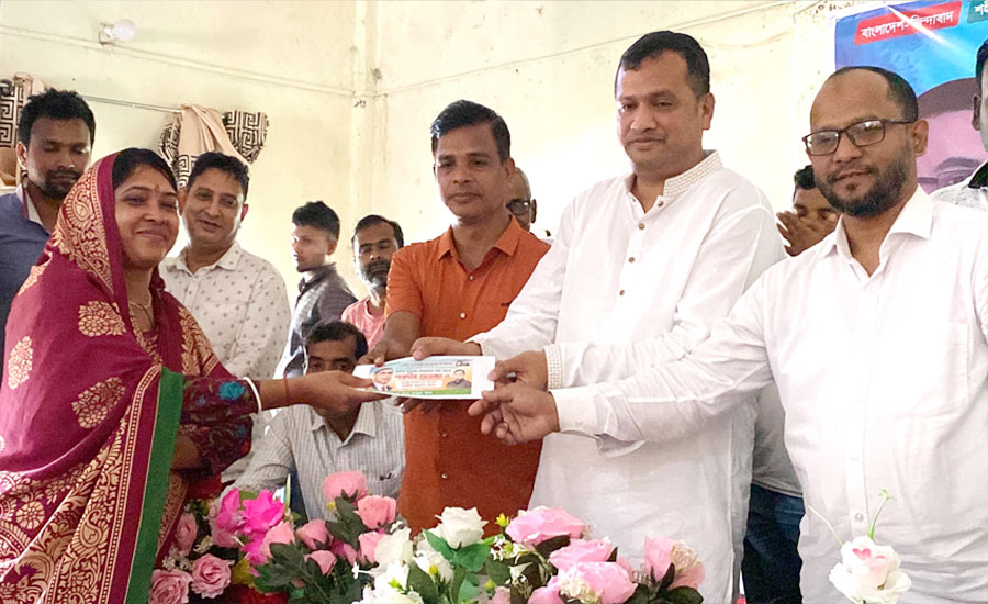 মঠবাড়িয়ায় ৭৭ টি পূজা মন্ডপে তারেক রহমানের পক্ষে অর্থিক অনুদান 