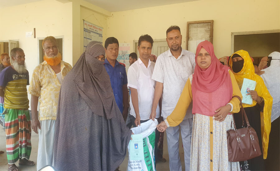 সুবিধাবঞ্চিত ব্যক্তিদের মাঝে বিনামূল্যে চাউল বিতরণ 