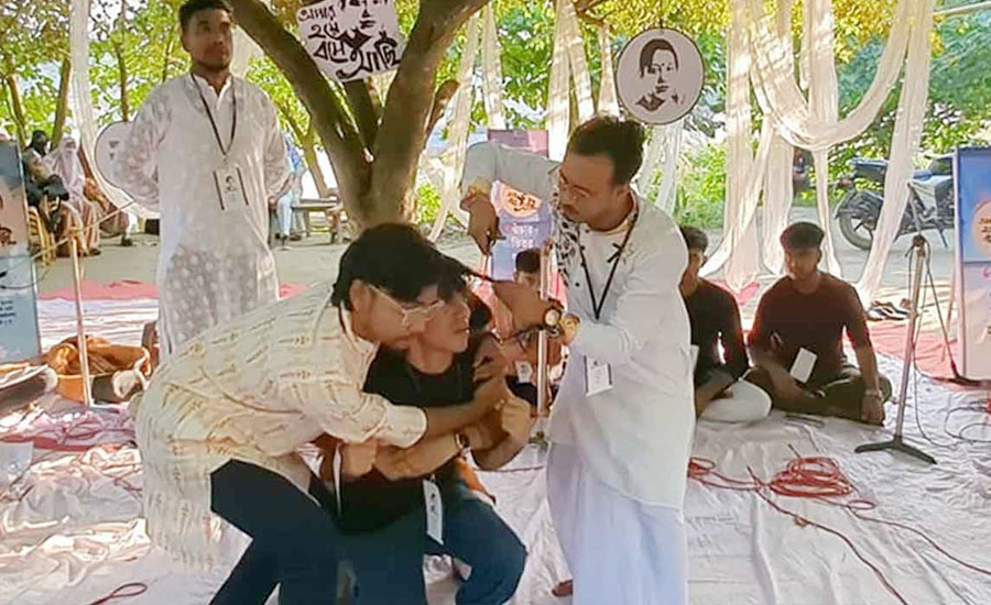 ফরিদা পারভীনের স্মরণানুষ্ঠানে ‘চুল কেটে’ প্রতীকী প্রতিবাদ জানাল সংস্কৃতিকর্মীরা