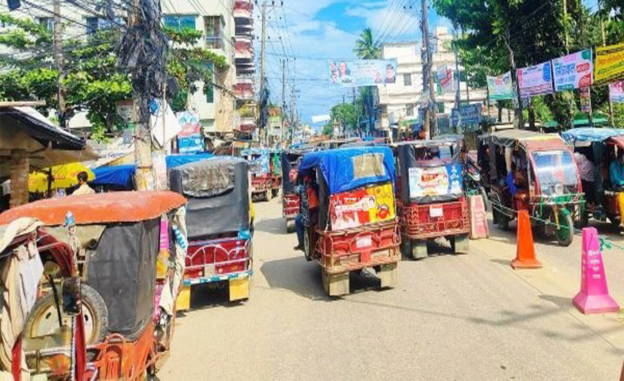 যানজটে হাঁসফাঁস কক্সবাজার: নেপথ্যে বাস-সিএনজি পার্কিং ও টমটম
