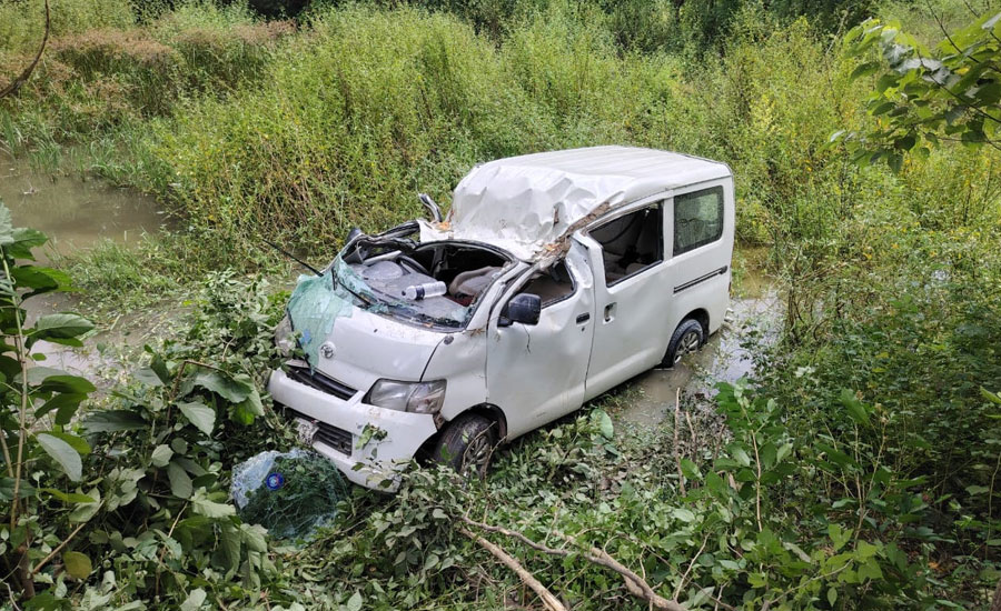 উজিরপুরে যাত্রী বোঝাই মাইক্রোবাস নিয়ন্ত্রণ হারিয়ে খাদে আহত-৫