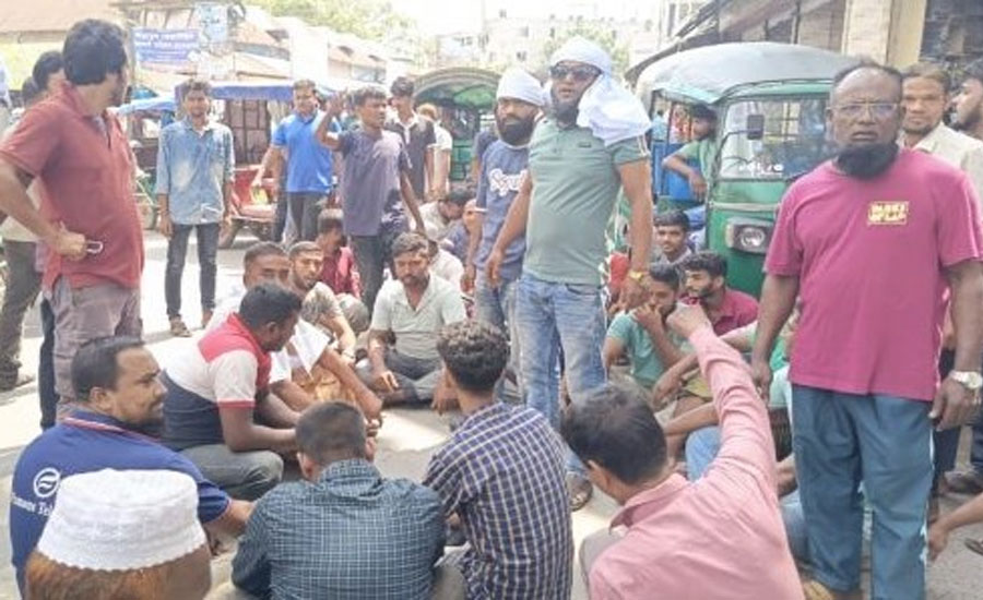 রাজবাড়ী-মধুখালী রুটে ভাড়া নয়িে বাস-অটো ইজবিাইক মালকি সমতিরি দ্বন্দ্বে সড়ক অবরোধ