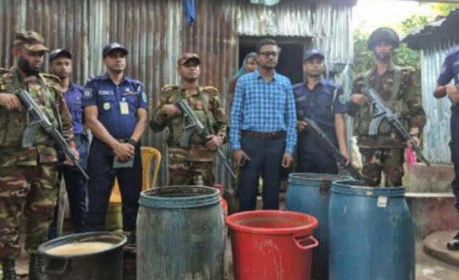দেশীয় ২০০ লিটার মদ চুলাই প্রস্তুত, জব্দ করলো প্রশাসন