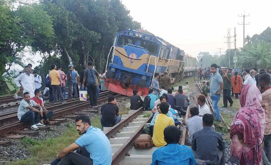 পাবনায় ট্রেনের বগি লাইনচ্যুত, ঢাকার সঙ্গে উত্তরবঙ্গের রেল যোগাযোগ বন্ধ