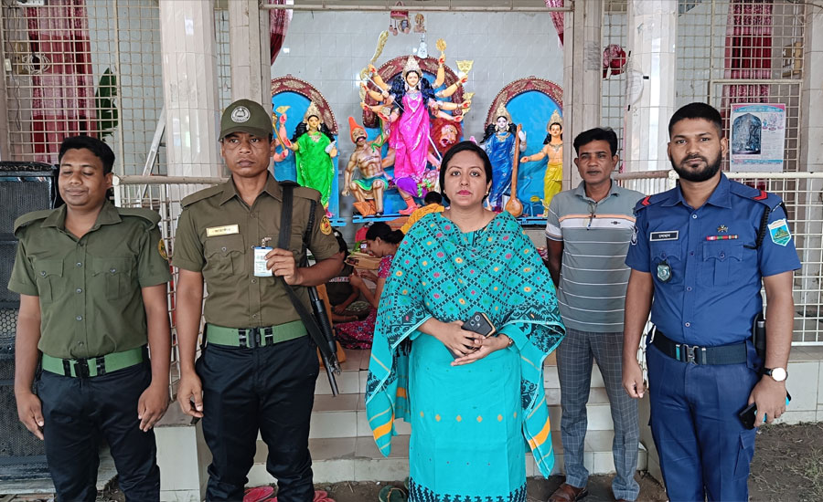 তাড়াশে বিভিন্ন পূজা মন্ডপ পরিদর্শন করেছে ইউএনও