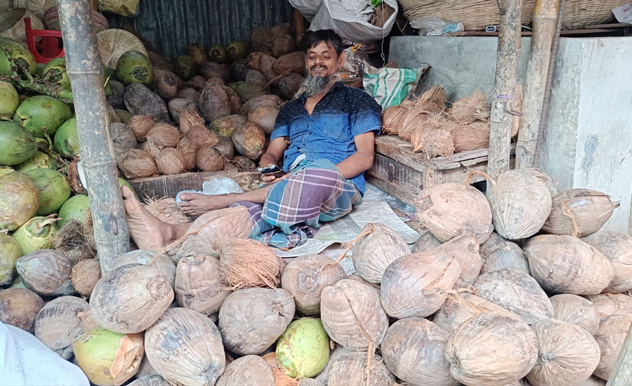 তাড়াশে দুর্গাপূজা ঘিরে নারকেল, গুড়ের দাম চড়া