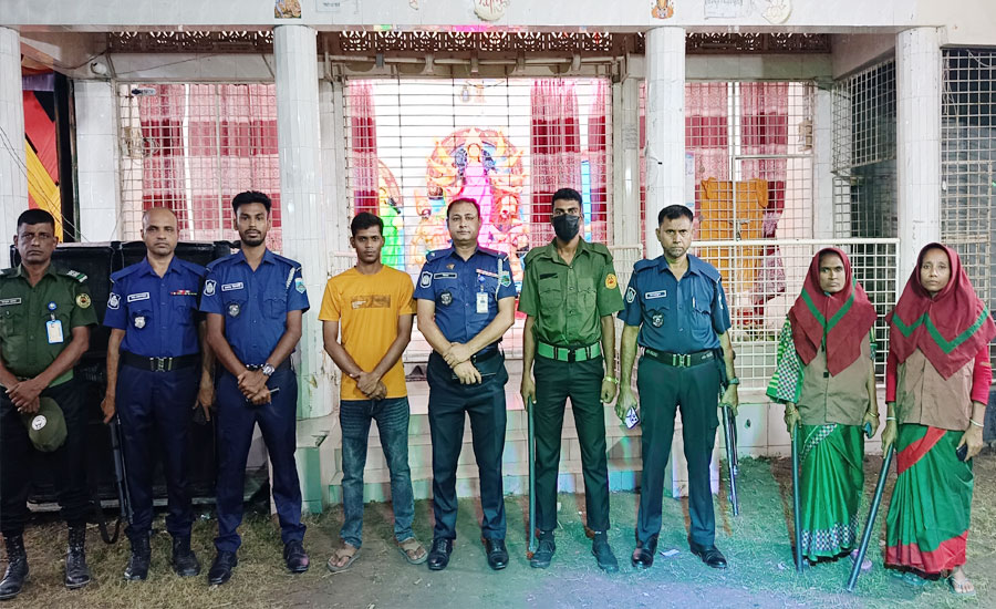 তাড়াশে বিভিন্ন পূজা মন্ডপ পরিদর্শণ করেন (ওসি) জিয়াউর রহমান 