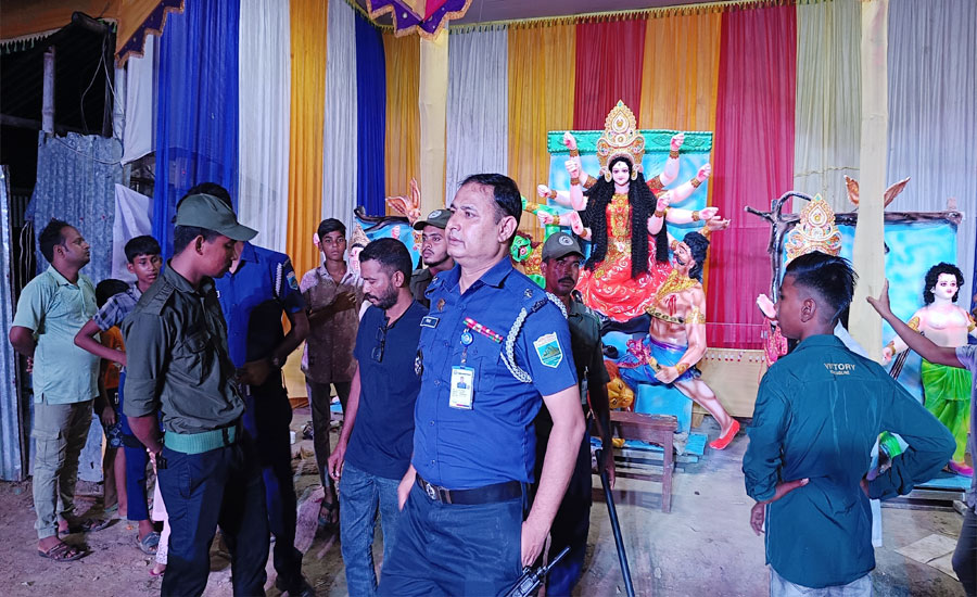 তাড়াশে বিভিন্ন পূজা মন্ডপ পরিদর্শণ করেন (ওসি) জিয়াউর রহমান 
