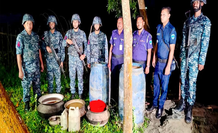 মহেশখালীতে যৌথ বাহিনীর অভিযান, ৭০০ লিটার চোলাই মদ জব্দ