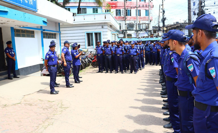 শারদীয় দুর্গাপূজা উপলক্ষে যশোরে শতভাগ নিরাপত্তা নিশ্চিতে মণ্ডপ ঘুরে দেখছেন জেলা পুলিশ সুপার 