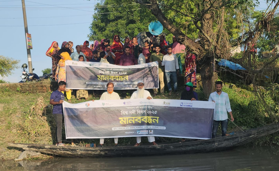 বিশ্ব নদী দিবসে সাতক্ষীরায় নৌকায় মানববন্ধন