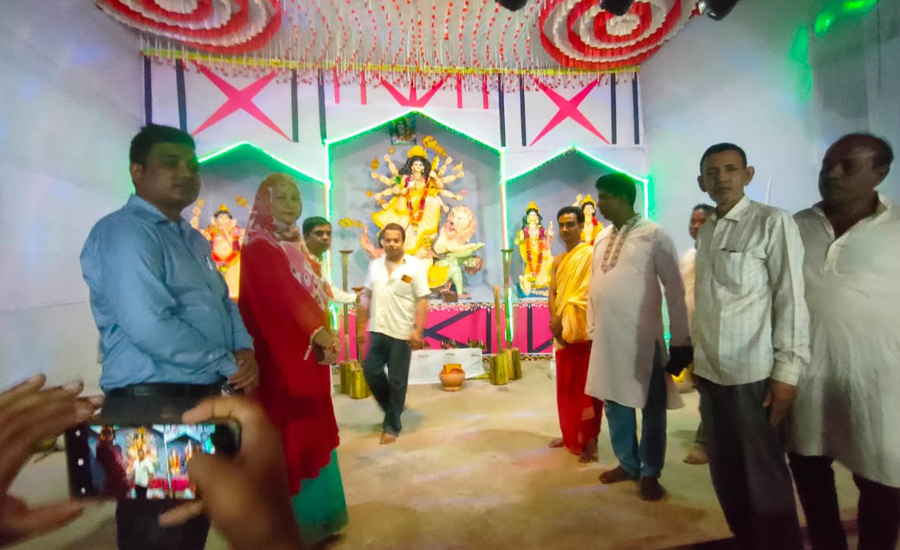 কুড়িগ্রামের উলিপুরে শারদীয় দুর্গাপূজা-উপলক্ষে পুজামন্ডব পরিদর্শন করলেন জেলা প্রশাসক
