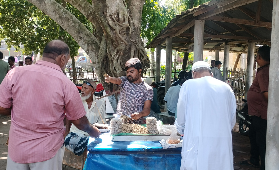 দীর্ঘ ৩১ বছর কোট চত্তরে বাদাম বিক্রি করে চলেছে সংসার 