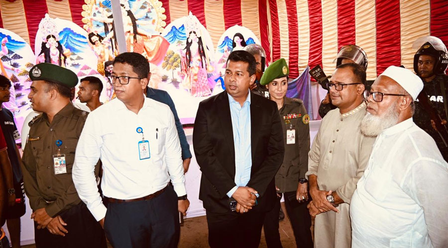 প্রত্যন্ত গ্রামে দুর্গাপূজা মণ্ডপে নারায়ণগঞ্জের ডিসি, ভক্তদের আবেগঘন কৃতজ্ঞতা প্রকাশ