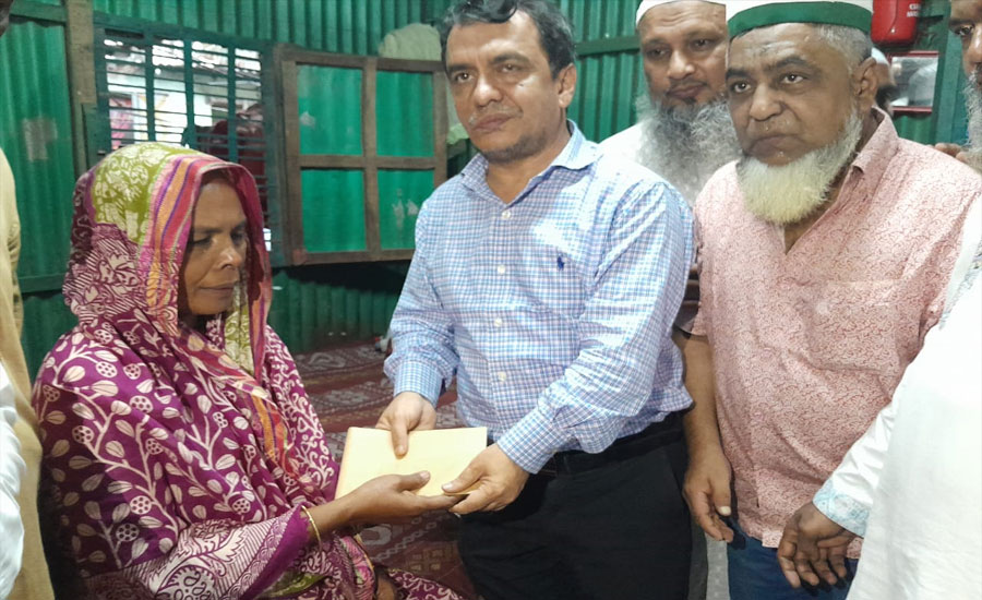 টঙ্গীতে অগ্নিকাণ্ডে নিহত যুবদল কর্মীর পরিবারের পাশে বিএনপি নেতা