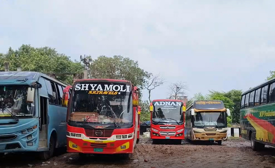 চাঁপাইনবাবগঞ্জ থেকে ৯০ ঘন্টা পর দূরপাল্লার বাস চলাচল শুরু, স্বস্তিতে যাত্রীরা