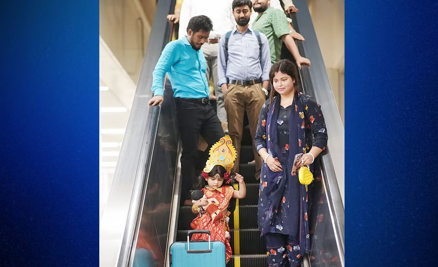 মেট্রোরেল স্টেশনে হেঁটে বেড়াচ্ছেন, কে এই ছোট্ট ‘দুর্গা’