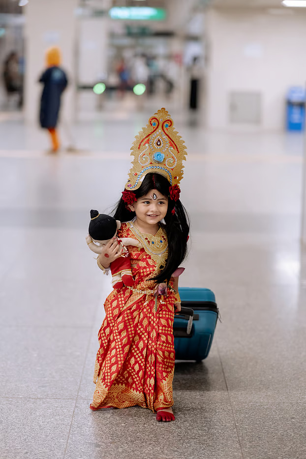 মেট্রোরেল স্টেশনে হেঁটে বেড়াচ্ছেন, কে এই ছোট্ট ‘দুর্গা’
