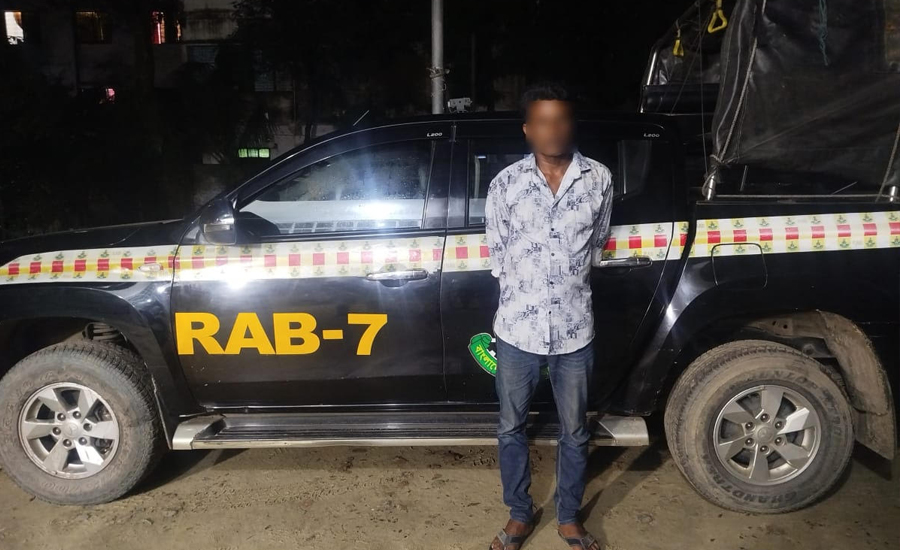 ফেনীর মহিপালে ৮ কেজি গাঁজাসহ এক মাদক ব্যবসায়ী আটক