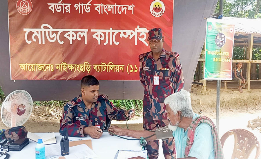 নাইক্ষ্যংছড়ি সীমান্তের বিওপিতে  বিজিবি’র ফ্রি চিকিৎসা সেবা ও বিনামূল্যে ওষুধ বিতরণ