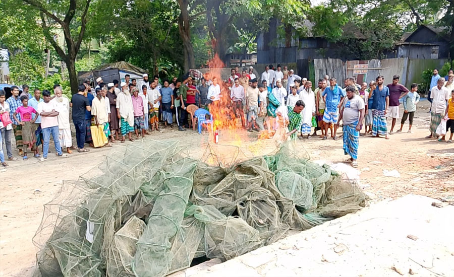 মুরাদনগরে দেড় লাখ টাকার চায়না জাল পুড়িয়ে দিয়েছে ভ্রাম্যমাণ আদালত