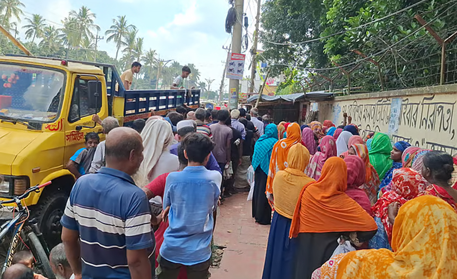 রাজশাহীতে ওএমএসের চাল-আটা কিনতে কেউ রাত ১২টা, কেউ ভোররাত থেকে লাইনে