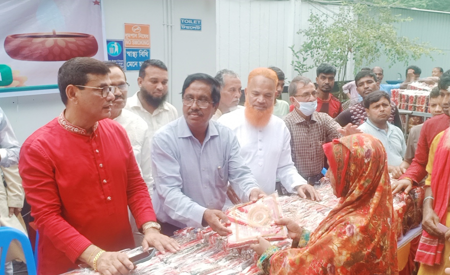 সোনারগাঁওয়ে দুর্গোৎসব উপলক্ষ্যে ১৫০০ শত পরিবারের মাঝে উপহার সামগ্রী বিতরণ করেন বিশ্বেশ্বর পোদ্দার ফাউন্ডেশন