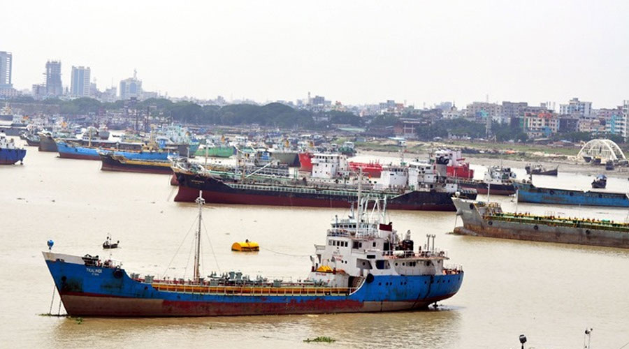 ৩ দিনের বদলে ১৫ দিন! লাইটার  জাহাজে অসাধু ব্যবসায়ীদের কারসাজি