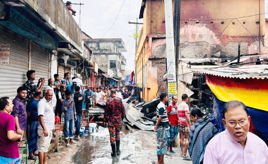 গাজীপুরে অগ্নিকাণ্ডে পুড়ল ৫ দোকানসহ ২০০ পাখি