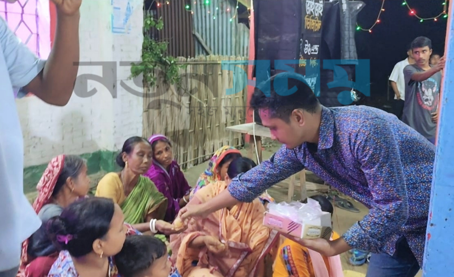 শারদীয় দুর্গাপূজায় চিলমারীতে মিষ্টি ও চকলেট উপহার