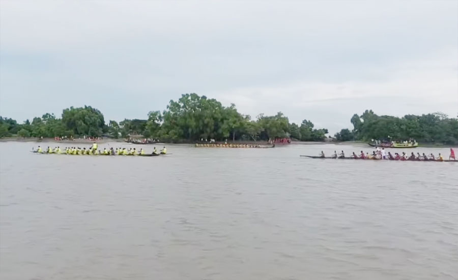 পাইকগাছায় দুর্গাপূজা উপলক্ষে নৌকা বাইচ অনুষ্ঠিত 