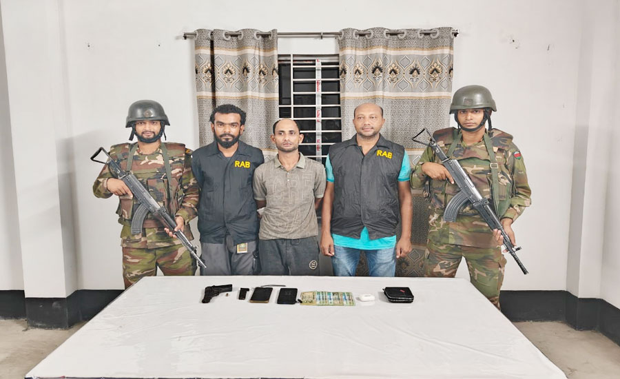 টেকনাফে যৌথ বাহিনীর অভিযানে অস্ত্র ব্যবসায়ী আটক