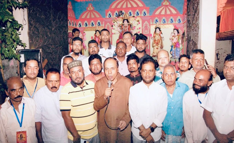 বুড়িশ্চরে পূজা মন্ডপ পরিদর্শনে বিএনপি নেতা এস এম ফজলুল হক