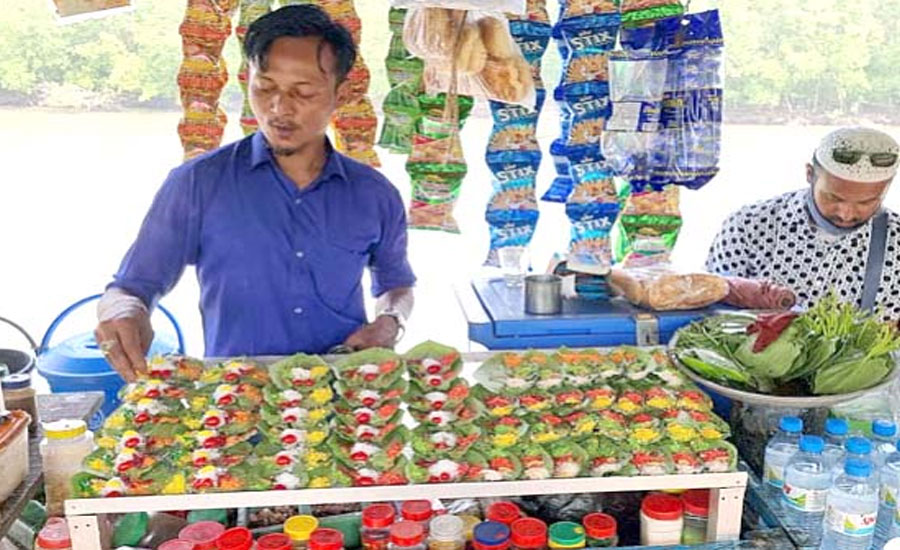 মহেশখালীতে পর্যটকদের ভিড় বাড়াচ্ছে আগুন পান