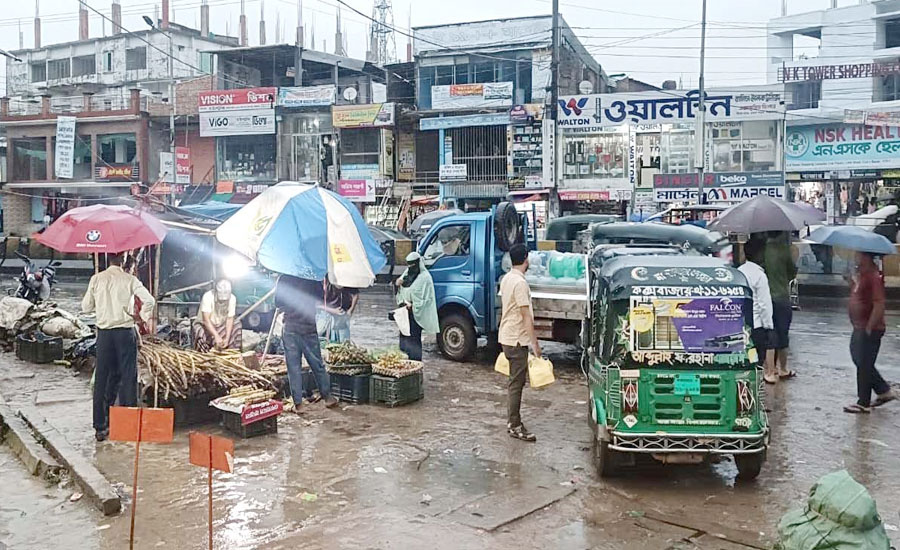কক্সবাজারের লিংকরোডে ফুটপাত ও সড়ক দখলে দীর্ঘ যানজট