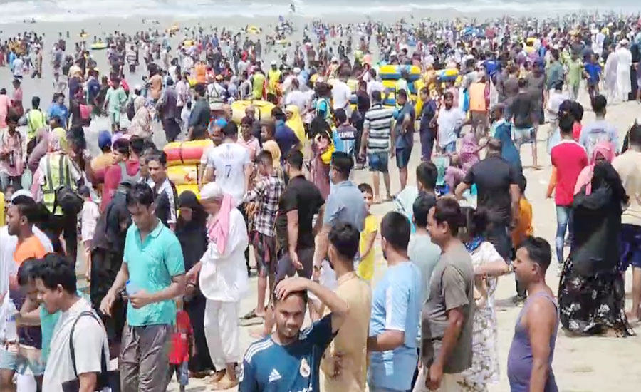 ঝড়-বৃষ্টি উপেক্ষা করে কক্সবাজারে পর্যটকদের ঢল