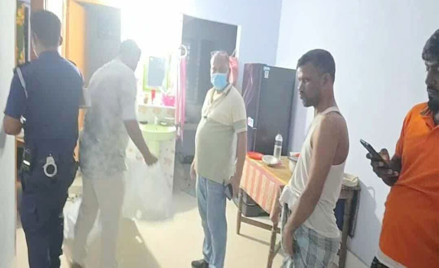 বগুড়ায় নিজ ঘর থেকে নারীর ঝুলে থাকা অর্ধগলিত মরদেহ উদ্ধার