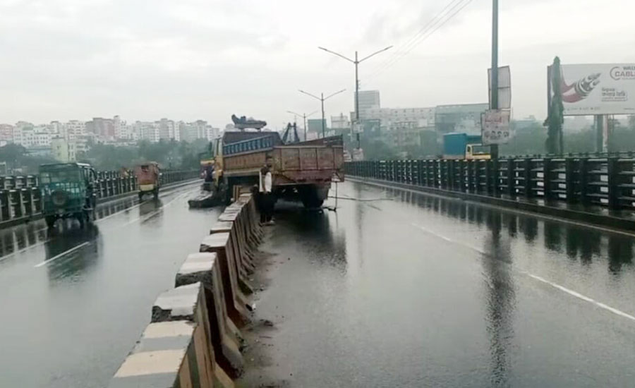 কাঁচপুর ব্রিজে সড়ক দুর্ঘটনায় দুই ট্রাক চালক নিহত