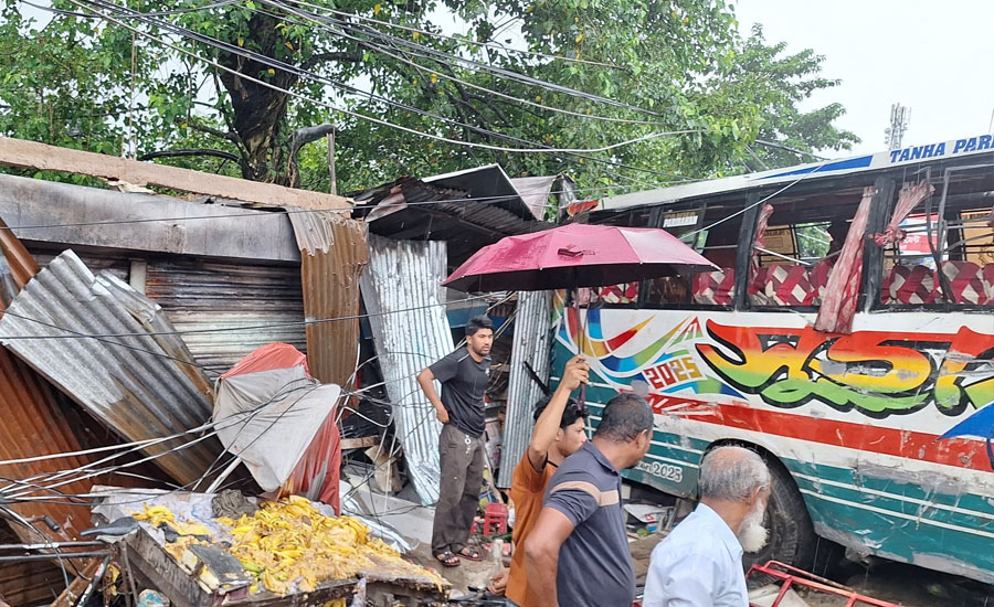 ফেনীর দাগনভূঞায় সিলোনিয়া বাজারে ভয়াবহ বাস দুর্ঘটনা, তিনজন নিহত