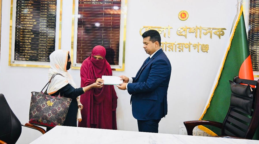 দৃষ্টিহীন কিশোরীর স্বপ্ন বাঁচাতে এগিয়ে এলেন জেলা প্রশাসক