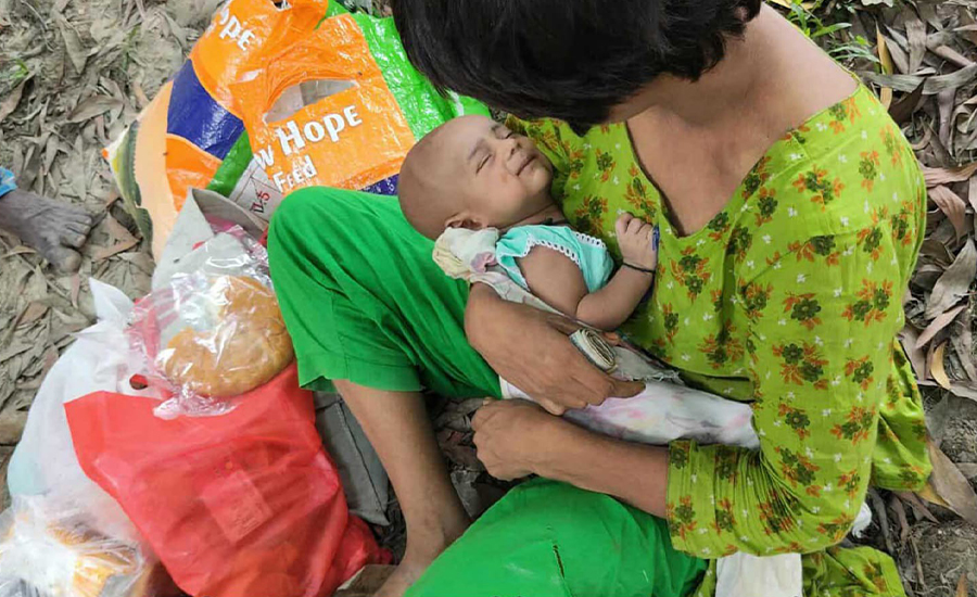 সড়কের পাশে পাগলির কুলে ফুটফুটে নবজাতক