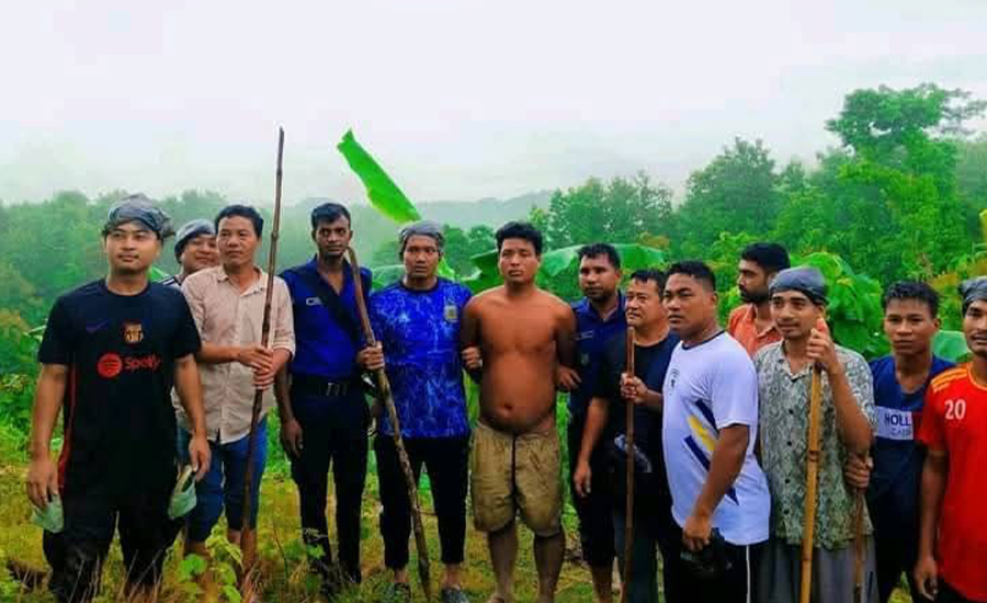 বিদ্যালয়ে যাওয়ার পথে শিক্ষিকার ওপর হামলা, যুবককে পুলিশে দিলো এলাকাবাসী 