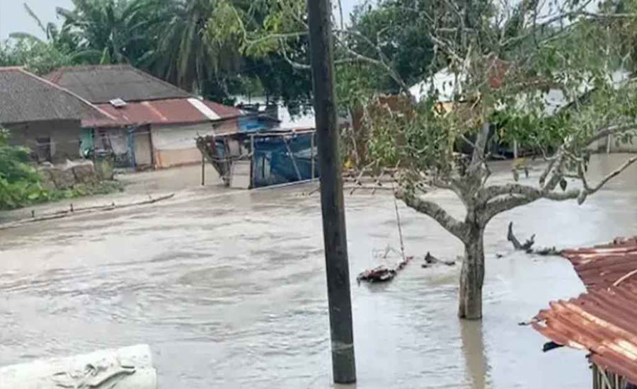 ভেঙে গেল ঢাকি নদের বাঁধ, শতাধিক পরিবার পানিবন্দি