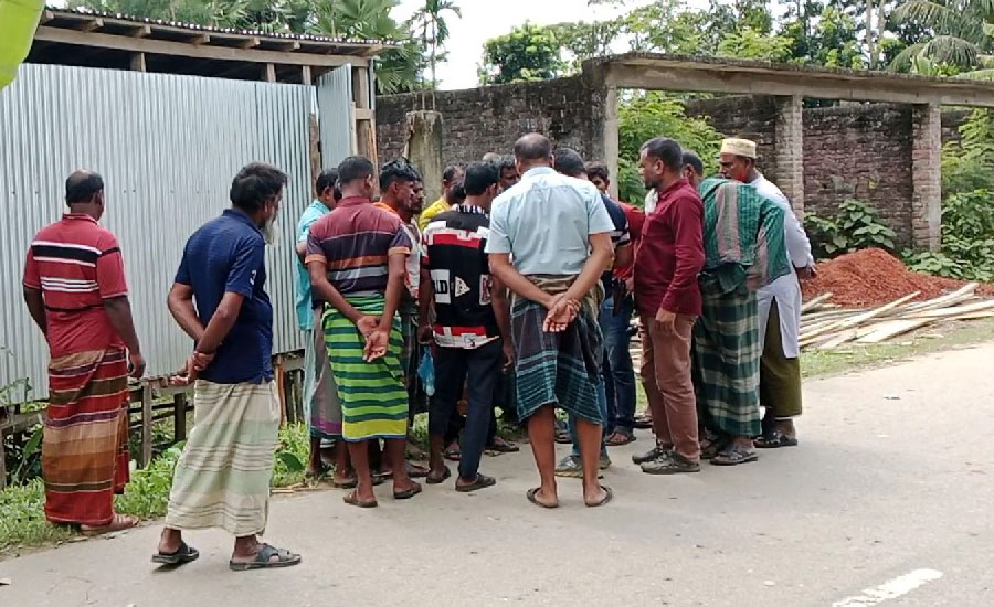 গলাচিপায় ক্ষমতার দাপটে রেকর্ডীয় জমিতে ঘর নির্মাণ