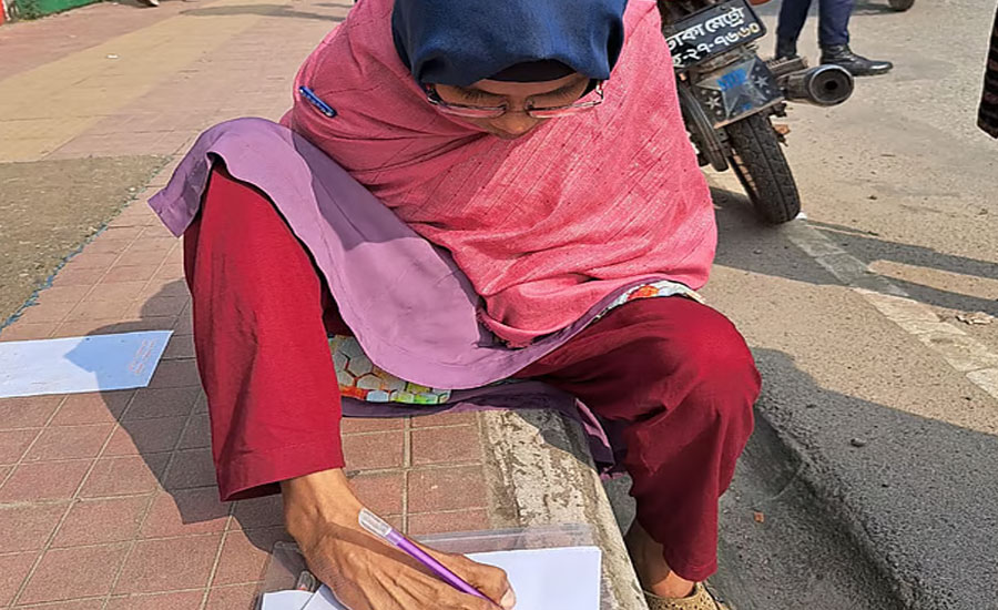 দুই হাত অকেজো, পা দিয়ে লিখে বিসিএস পরীক্ষা দিলেন শারমিন