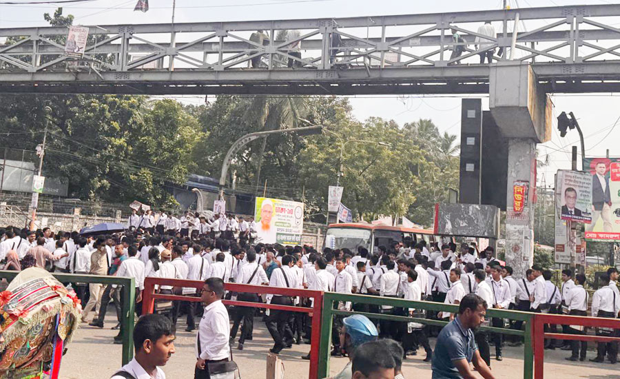 সায়েন্স ল্যাবে ঢাকা কলেজের শিক্ষার্থীদের সড়ক অবরোধ, ভোগান্তি