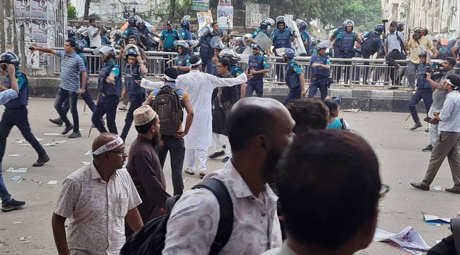 কাঁদুনে গ্যাস, সাউন্ড গ্রেনেড ছুড়ে এমপিওভুক্ত শিক্ষক-কর্মচারীদের ছত্রভঙ্গ