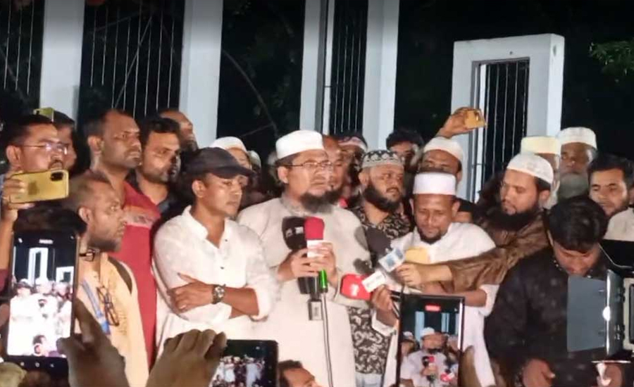 রাতেও শহীদ মিনারে আন্দোলনরত শিক্ষকরা