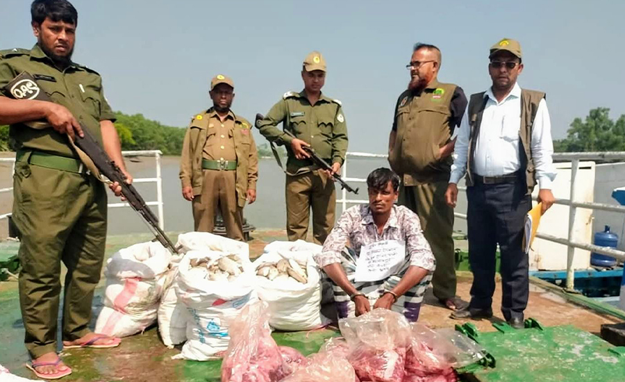 শাকবাড়িয়া নদী থেকে ৪৮ কেজি হরিণের মাংসসহ চোরাশিকারী আটক